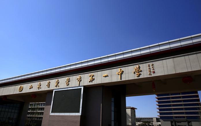 "东营蓝"映衬下的市一中新校园生机勃勃 - 东营市一中